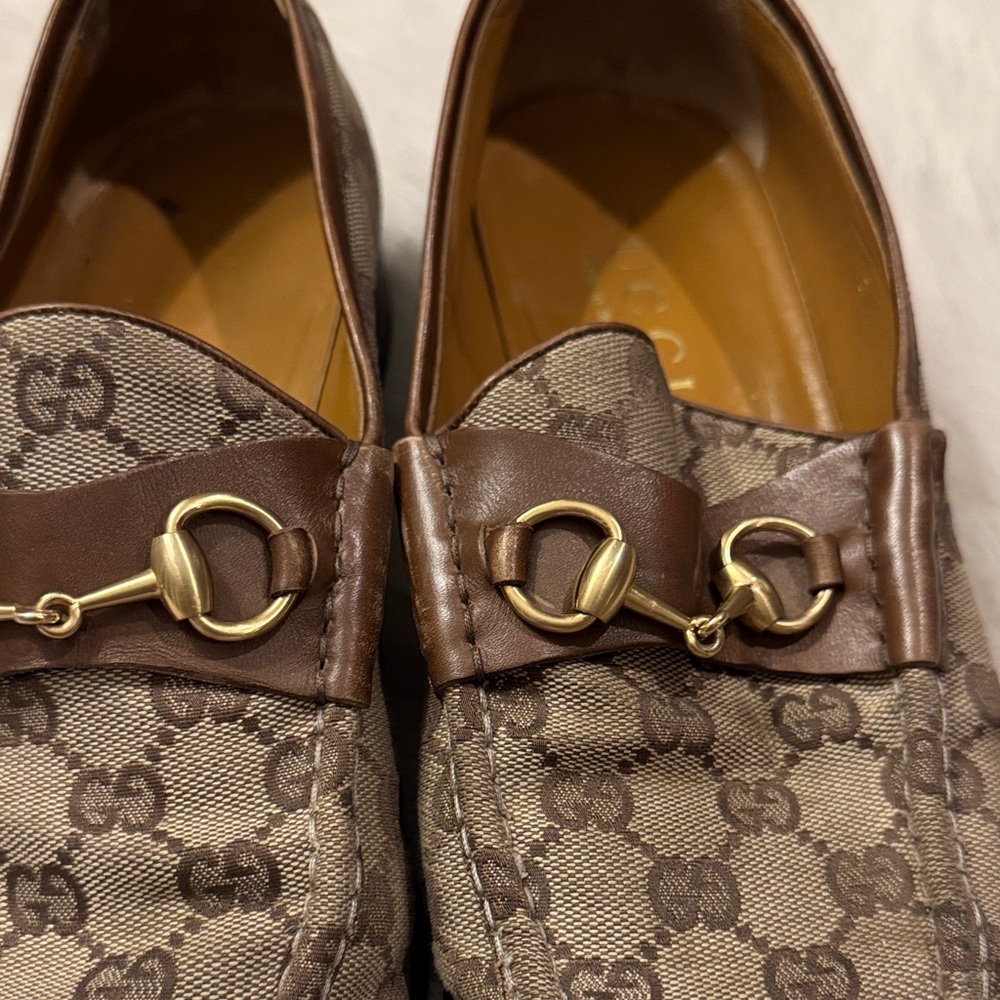 Gucci Men’s Tan Canvas Monogram Loafers w/ Gold Horsebit Size 10 1/2D pre-owned. - Picture 4 of 10